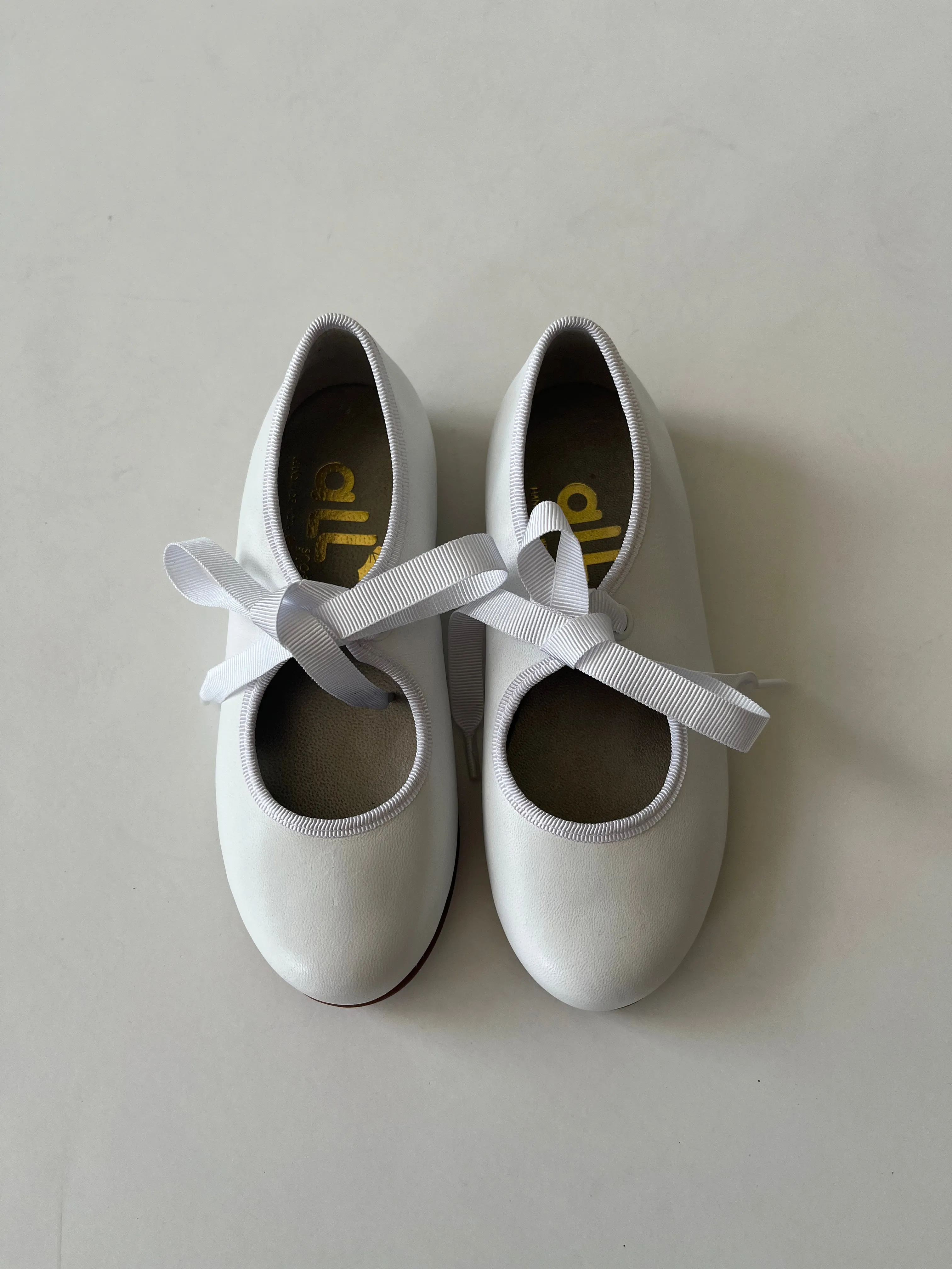 White leather mary jane with bow